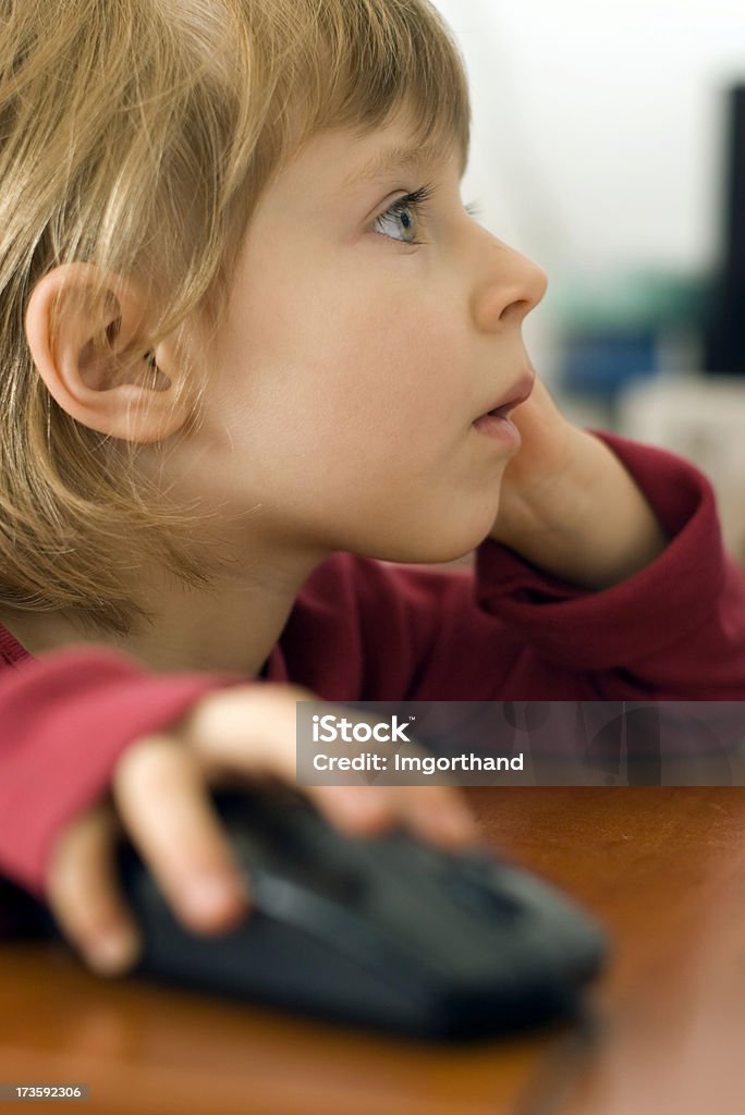 Niña usando ordenador - Foto de stock de Contemplación libre de derechos