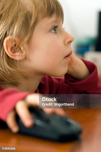 Niña Usando Ordenador Foto de stock y más banco de imágenes de Contemplación - Contemplación, 2-3 años, Aprender