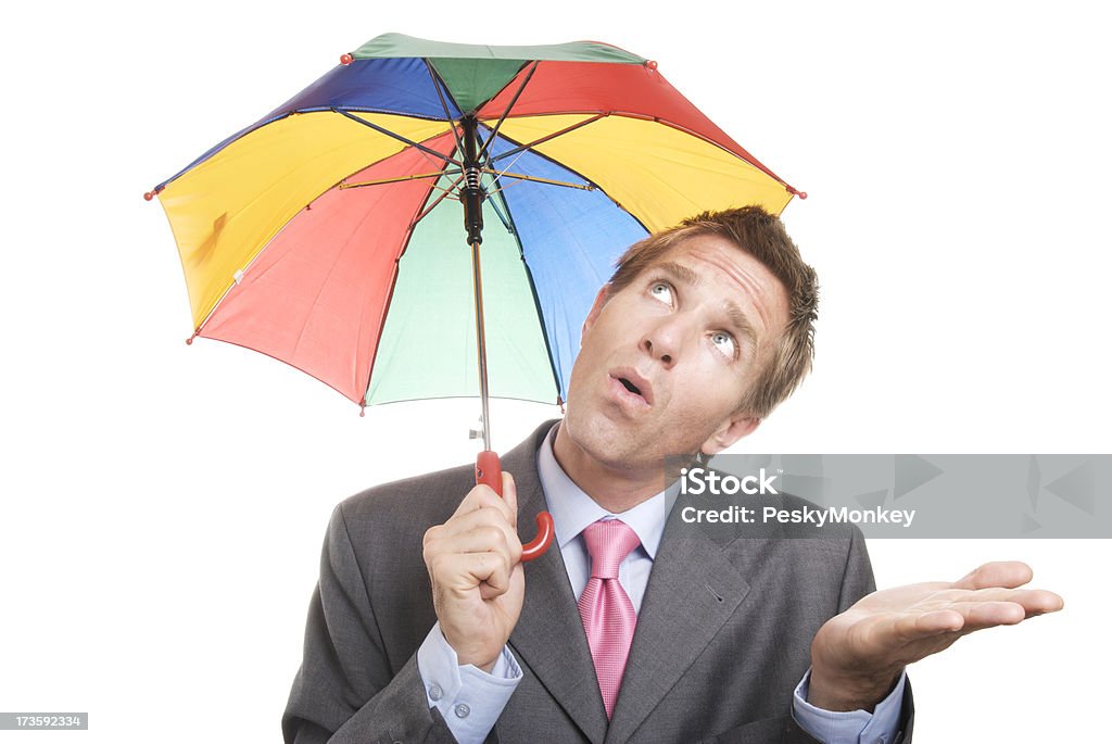 Tem a tempestade no passado? Empresário detém guarda-chuva fundo branco - Foto de stock de 20 Anos royalty-free
