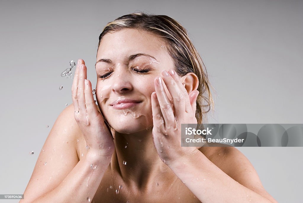 Fresco giovane donna spruzzi d'acqua sul viso - Foto stock royalty-free di Abbronzatura