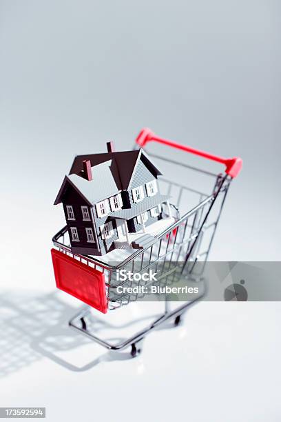 Zakupy W Domu - zdjęcia stockowe i więcej obrazów Biały - Biały, Biznes, Budowla mieszkaniowa