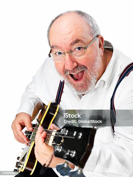 Glückliche Ältere Mann Spielt Gitarre Stockfoto und mehr Bilder von Ausrüstung und Geräte - Ausrüstung und Geräte, Blick in die Kamera, Ein Mann allein