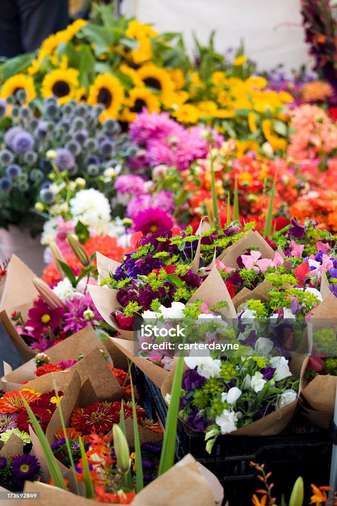 Al aire libre, flores frescas en los agricultores street market - Foto de stock de Mercado de flores libre de derechos