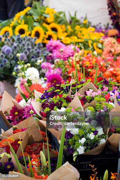 Al Aire Libre Flores Frescas En Los Agricultores Street Market Foto de stock y más banco de imágenes de Mercado de flores