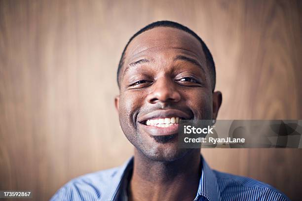 Foto de Feliz Sorridente Jovem Homem Afroamericano e mais fotos de stock de 20 Anos - 20 Anos, 20-24 Anos, 25-30 Anos