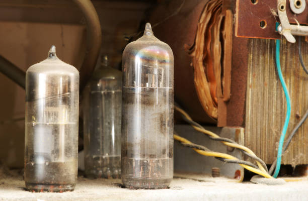 istock Old vacuum tube radio inside 173593264