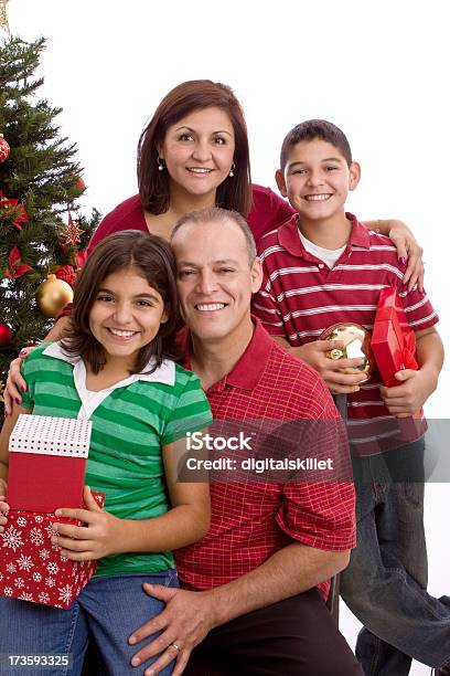 Hispanic Family At Рождество — стоковые фотографии и другие картинки Мать - Мать, Подросток, Рождество