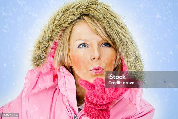 Retrato De Inverno - Fotografias de stock e mais imagens de 20-24 Anos - 20-24 Anos, A nevar, Adulto