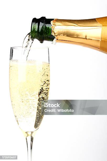 Разлив Шампанского — стоковые фотографии и другие картинки Шампанское - Шампанское, Бокал для шампанского, Наливать