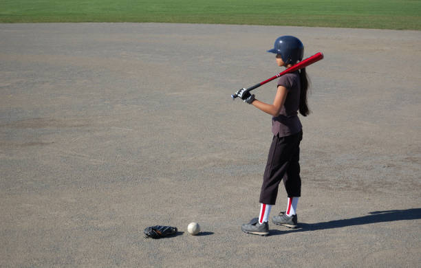 attente pour le match de baseball - batting gloves photos et images de collection