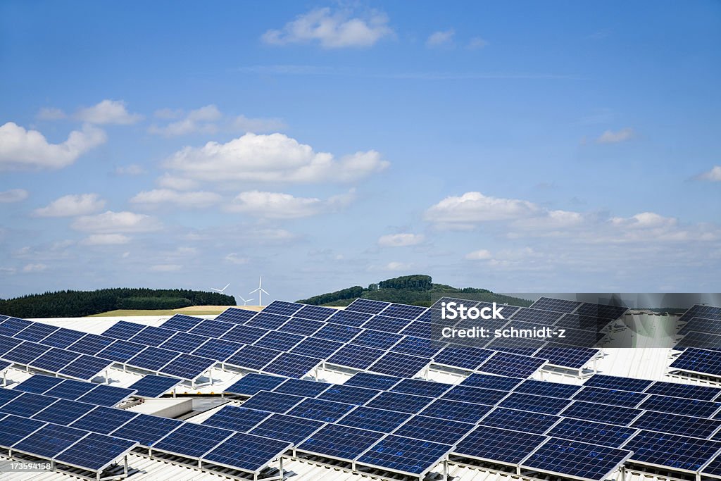 Planta con una gran número de paneles solares - Foto de stock de Alemania libre de derechos