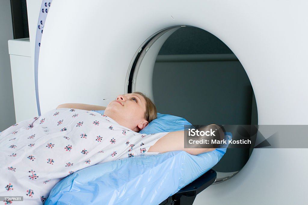 Mujer recibiendo una exploración de diagnóstico médico por imágenes - Foto de stock de Tomografía axial computerizada libre de derechos