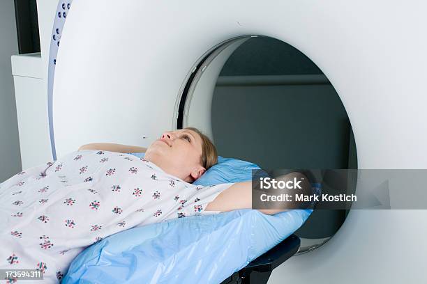 Mujer Recibiendo Una Exploración De Diagnóstico Médico Por Imágenes Foto de stock y más banco de imágenes de Tomografía axial computerizada