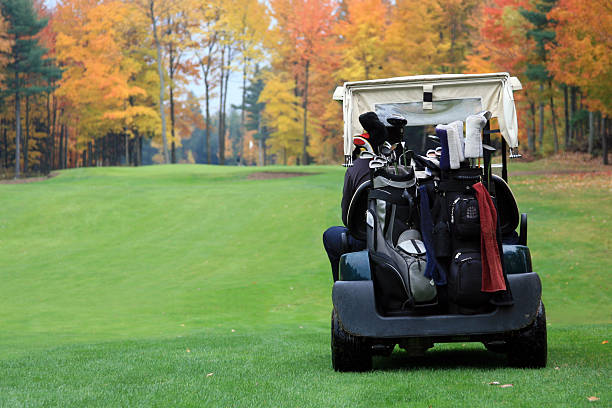 ゴルフ選手乗馬、ゴルフカートへのパッティンググリーン - golf cart golf bag horizontal outdoors ストックフォトと画像