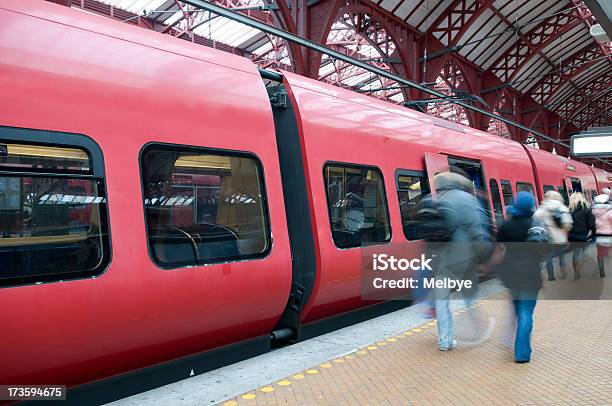 Podróży - zdjęcia stockowe i więcej obrazów Stacja kolejowa - Stacja kolejowa, Czekać, Czerwony