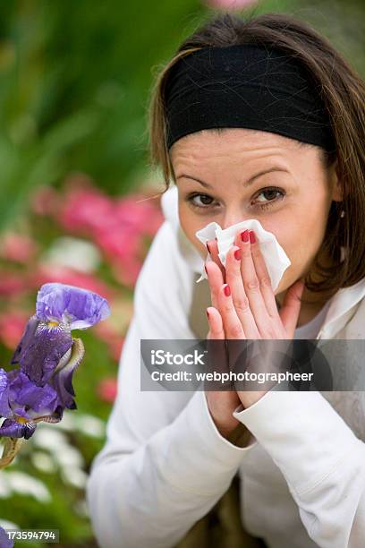 Starnutire - Fotografie stock e altre immagini di Allergia - Allergia, Primavera, Abbigliamento casual