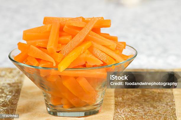 Parte De Zanahorias Foto de stock y más banco de imágenes de Zanahoria - Zanahoria, Cortado, Alimentos cocinados