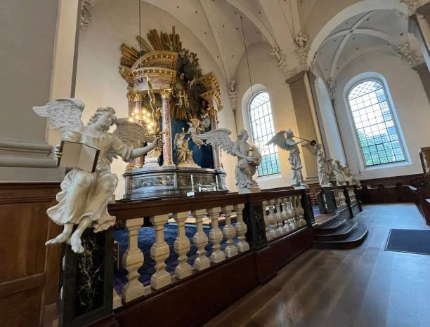 церковь спасителя (дат. vor frelsers kirke) — церковь в стиле барокко в копенгагене, дания - denmark indoors church angel стоковые фото и изображения