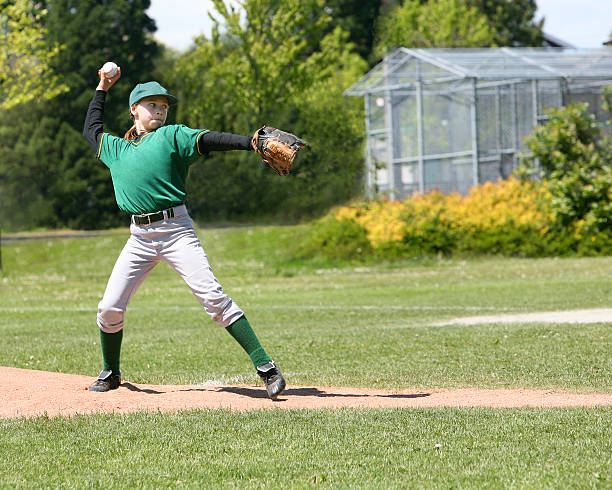 junges mädchen-baseball pitcher - baseball diamond fotos stock-fotos und bilder
