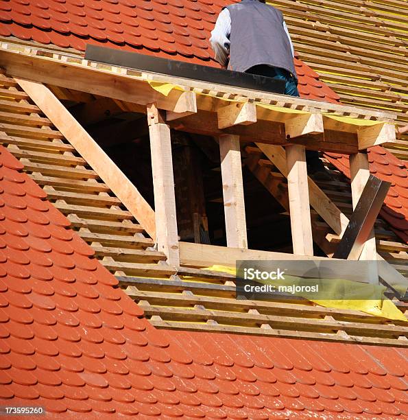 Foto de Em Construção De Telhado De Azulejo e mais fotos de stock de Adulto - Adulto, Arquitetura, Característica arquitetônica