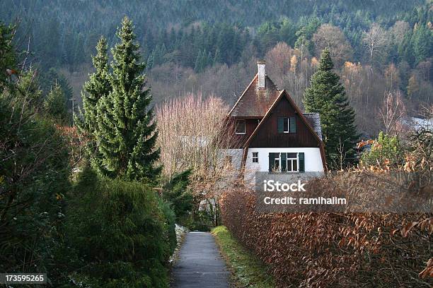 Baita Di Montagna In Sud Italia - Fotografie stock e altre immagini di Capanna di legno - Capanna di legno, Casa, Foresta Nera