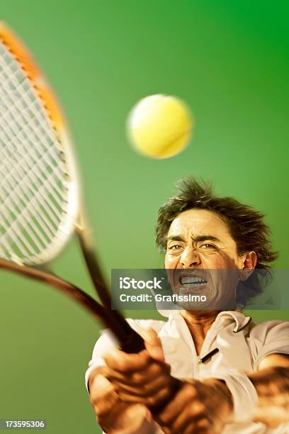 Giocatore Di Tennis Con Sfondo Verde - Fotografie stock e altre immagini di Abbigliamento da tennis - Abbigliamento da tennis, Adulto, Adulto di mezza età