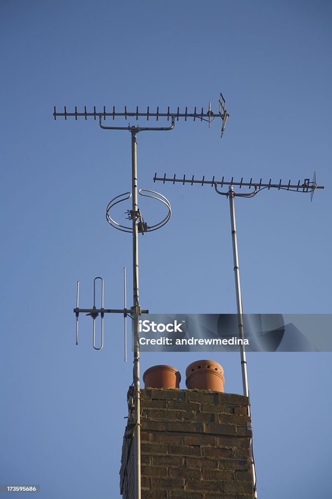 Vues aériennes nationales de télévision et de Radio intégrée pour la cheminée - Photo de Antenne de télévision libre de droits