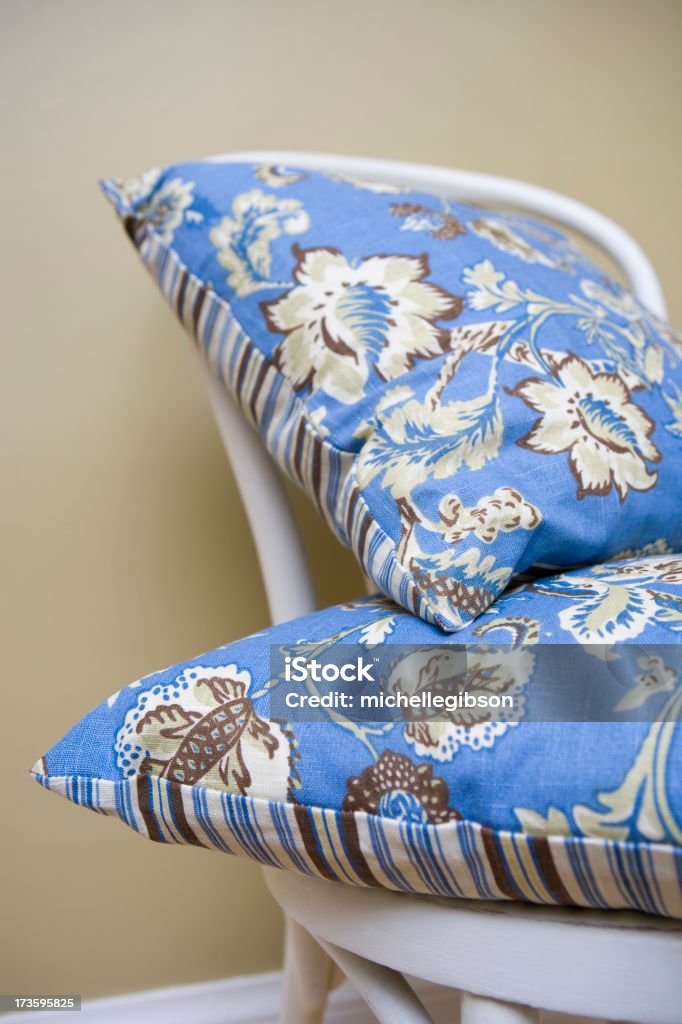 Dos almohadas de pluma - Foto de stock de A la moda libre de derechos