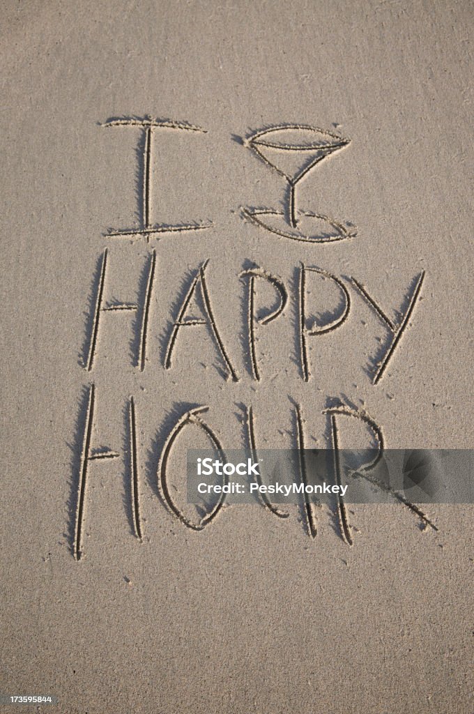 J'adore Happy Hour Message écrite dans le sable - Photo de Activité libre de droits