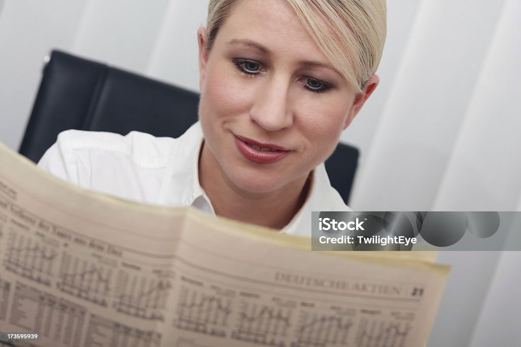 Biznes kobieta czytanie wiadomości finansowe - Zbiór zdjęć royalty-free (Biały)