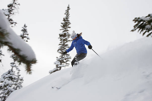 sciatore femminile in movimento - skiing powder snow snow telluride foto e immagini stock