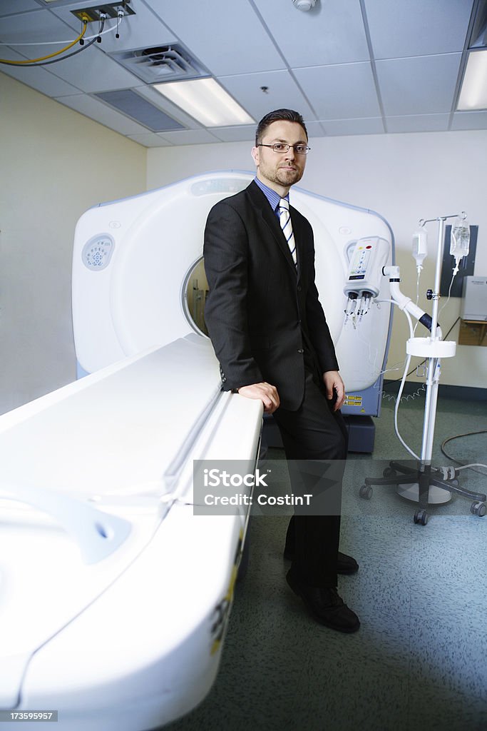 Homem de terno e MRI ressonância magnética máquina - Foto de stock de Adulto royalty-free