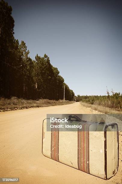 Photo libre de droit de Le Voyage banque d'images et plus d'images libres de droit de 1970-1979 - 1970-1979, Bagage, Bord de route