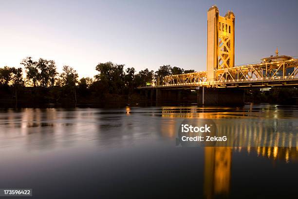 Tower Bridge Em Sacramento - Fotografias de stock e mais imagens de Sacramento - Norte da Califórnia - Sacramento - Norte da Califórnia, Tower Bridge, Amarelo
