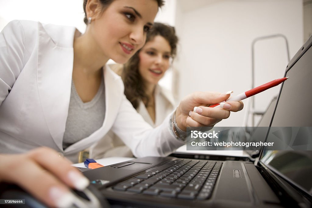 Zeigt Stift auf laptop-Bildschirm - Lizenzfrei Arbeiten Stock-Foto