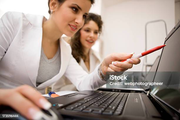 Señalando Lápiz En La Pantalla Del Ordenador Portátil Foto de stock y más banco de imágenes de Adulto