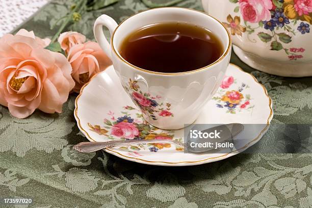 Полная Чашка Чая На Блюдце — стоковые фотографии и другие картинки Без людей - Без людей, Блюдце, Викторианский стиль