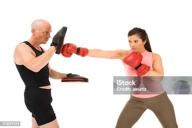 Foto de Homem E Mulher Parcimoniosa Com Luvas De Boxe Exercícios Saudáveis e mais fotos de stock de Boxe - Esporte