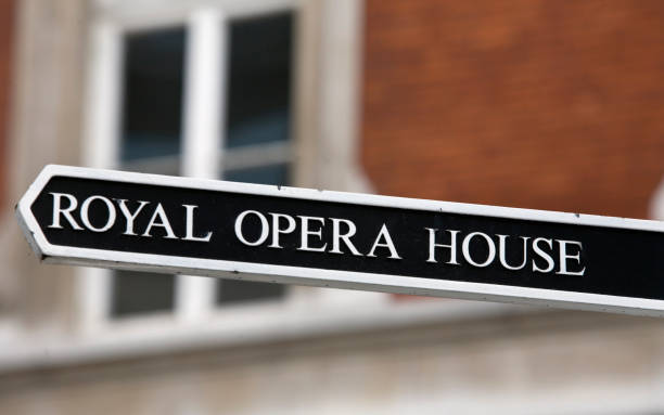 方向標識（イギリス、ロンドン）で - royal opera house ストックフォトと画像