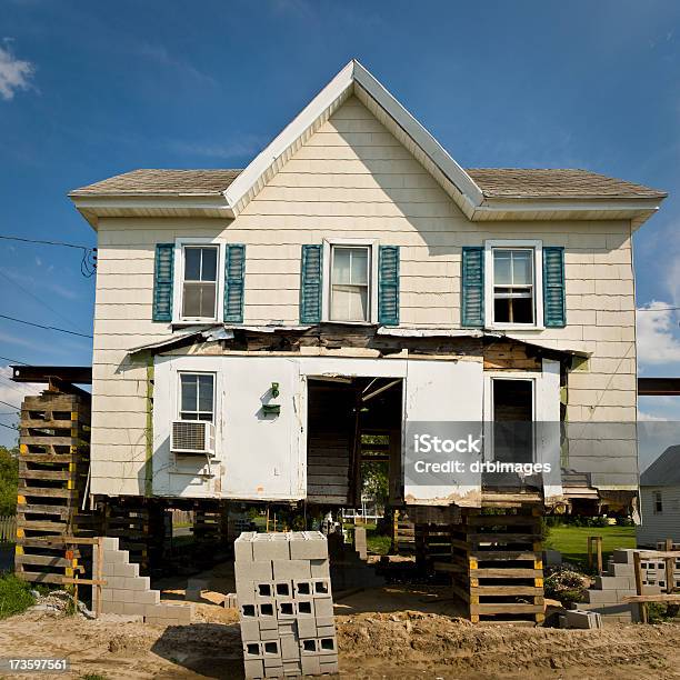 Cubi Distanza House - Fotografie stock e altre immagini di Industria edile - Industria edile, Inondazione, Restaurare