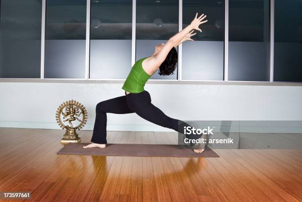 Clase De Yoga Foto de stock y más banco de imágenes de 1920-1929 - 1920-1929, 25-29 años, Abrise de piernas