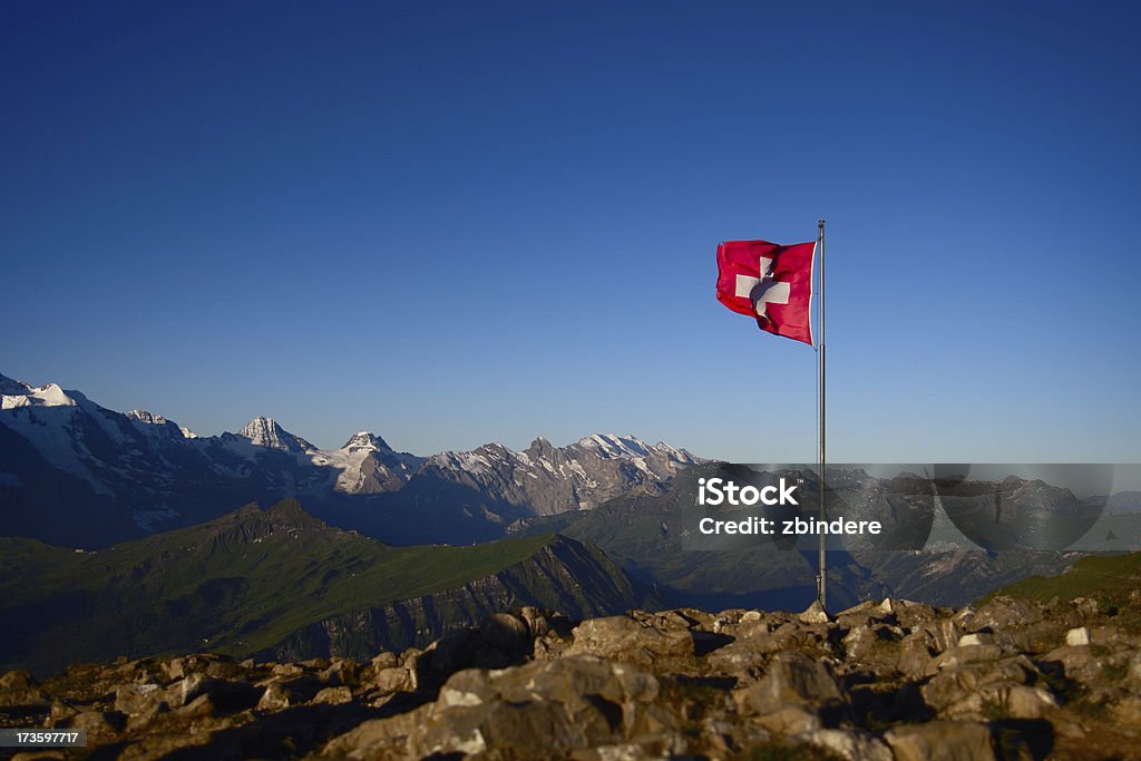 Drapeau suisse sur la montagne - Photo de Drapeau suisse libre de droits