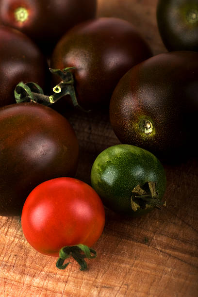 помидоры - green tomato black krim tomato cherry tomato tomato стоковые фото и изображения