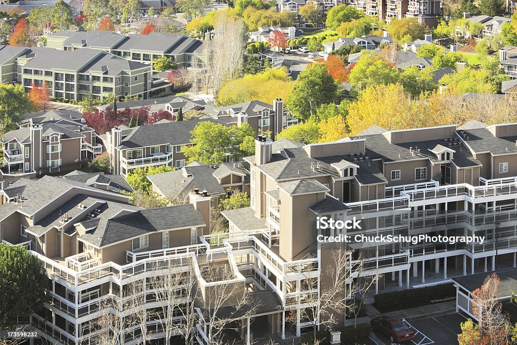 Apartamentos zona suburbana condominio - Foto de stock de Atestado libre de derechos