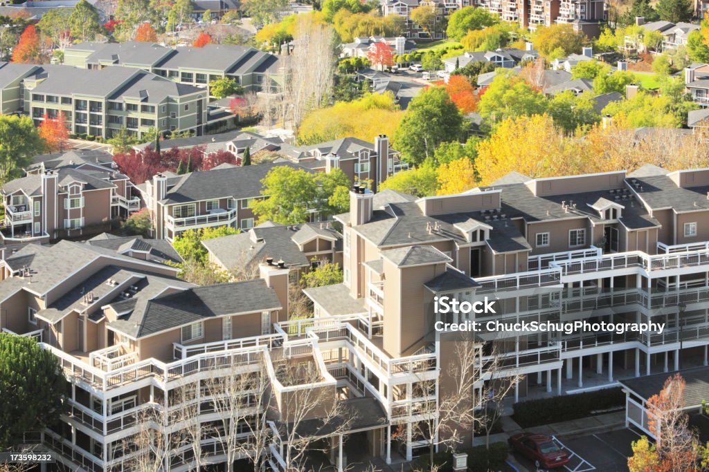 Condominium apartamentos bairro suburbano - Foto de stock de Cidade Pequena Americana royalty-free