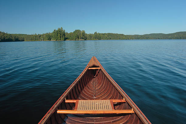 Canoa no lago - foto de acervo