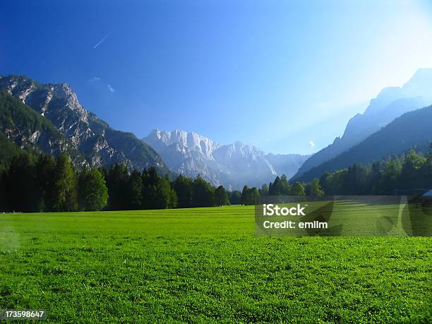 Hermoso Valle Foto de stock y más banco de imágenes de Aire libre - Aire libre, Alpes Europeos, Azul