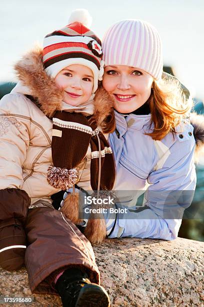 Retrato De Invierno De Familia Foto de stock y más banco de imágenes de 20-24 años - 20-24 años, 25-29 años, 4-5 años