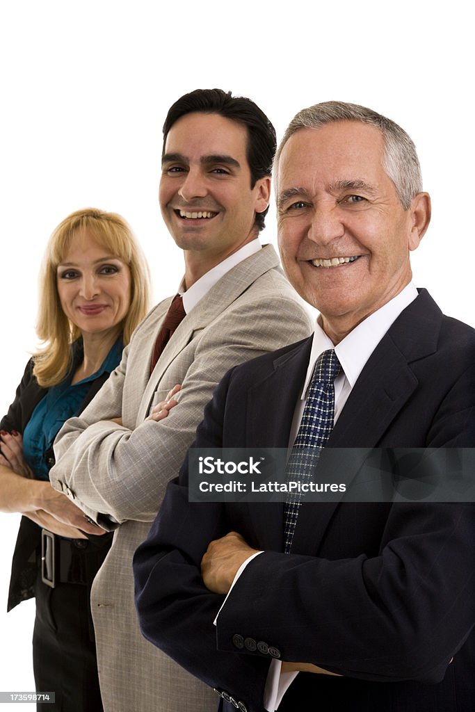 Tres empresarios de pie en una fila brazos cruzados - Foto de stock de 30-39 años libre de derechos