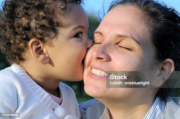 Madre Hija Foto de stock y más banco de imágenes de Cara a cara - Cara a cara, Conexión, Hija